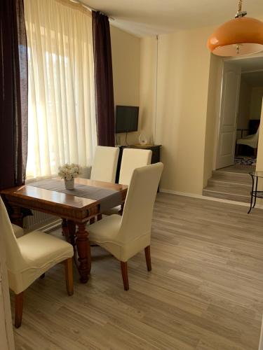 Shared lounge/TV area, Bazsalikom Vendeghaz in Sarospatak