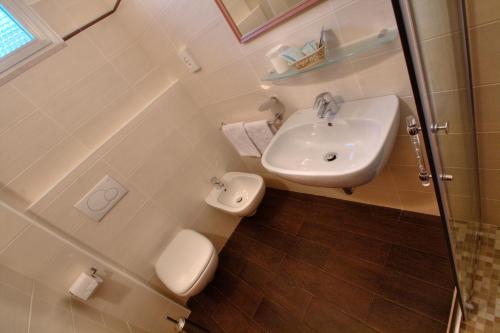 Double or Twin Room with Balcony image 9