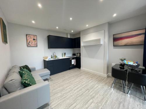 The Jungle Apartment - by Coastline Retreats - Jungle Themed Garden Apartment - Outdoor Bath - Next  near Southbourne Beach
