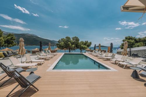 수영장, Trizonia Bay Hotel in 네아 트리조니아