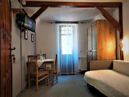 Triple Room with Balcony image 10