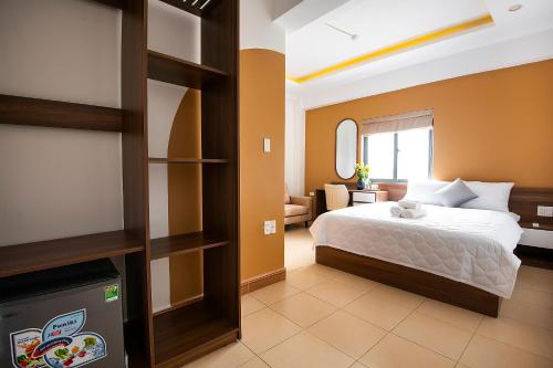 Standard King Room image 2