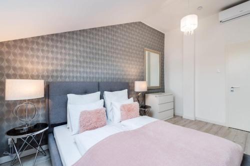 Quiet very central & stylish apt - image 10