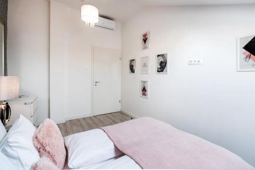 Quiet very central & stylish apt - image 14