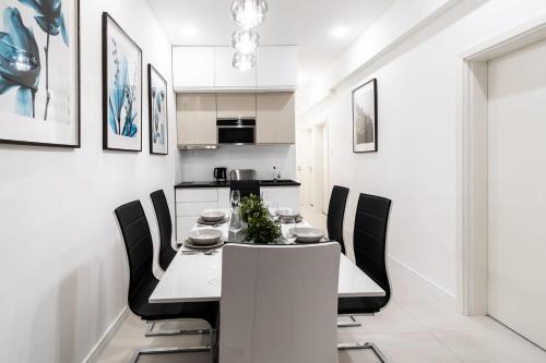 Quiet very central & stylish apt - image 10