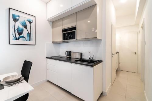 Quiet very central & stylish apt - image 14