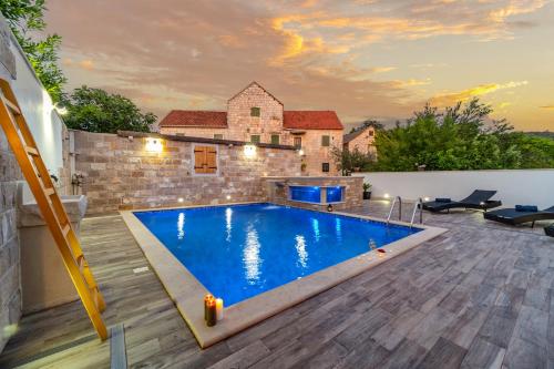 Luxury house David with heated pool, jacuzzi and sauna - Location saisonnière - Nerežišća