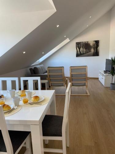 Vita Portucale | Stylish Apartment Campo Ourique - image 9