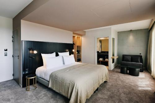 1 queen bed, 1 sofa bed