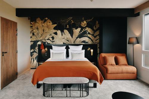 1 queen bed, 2 sofa beds