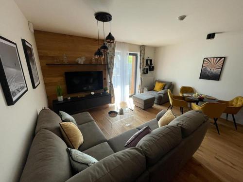 Luxusní apartmán GRAND v centru Harrachova se saunou, wallboxem EV, parkováním zdarma, Netflix a HBO, velkým balkonem a výhledem na Čertovu horu ,sjezdovku a skokanské můstky Luxusní apartmán GRAND v centru Harrachova se saunou, wallboxem EV, parkováním zdarma, Netflix a HBO, velkým balkonem a výhledem na Čertovu horu ,sjezdovku a skokanské můstky