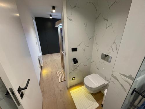 Luxusní apartmán GRAND v centru Harrachova se saunou, wallboxem EV, parkováním zdarma, Netflix a HBO, velkým balkonem a výhledem na Čertovu horu ,sjezdovku a skokanské můstky Luxusní apartmán GRAND v centru Harrachova se saunou, wallboxem EV, parkováním zdarma, Netflix a HBO, velkým balkonem a výhledem na Čertovu horu ,sjezdovku a skokanské můstky