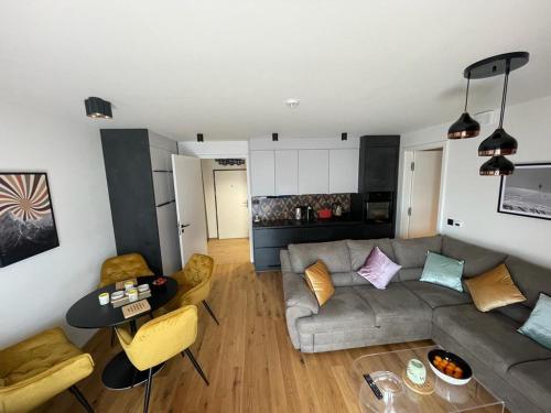 Luxusní apartmán GRAND v centru Harrachova se saunou, wallboxem EV, parkováním zdarma, Netflix a HBO, velkým balkonem a výhledem na Čertovu horu ,sjezdovku a skokanské můstky Luxusní apartmán GRAND v centru Harrachova se saunou, wallboxem EV, parkováním zdarma, Netflix a HBO, velkým balkonem a výhledem na Čertovu horu ,sjezdovku a skokanské můstky