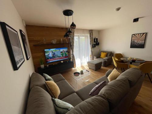 Luxusní apartmán GRAND v centru Harrachova se saunou, wallboxem EV, parkováním zdarma, Netflix a HBO, velkým balkonem a výhledem na Čertovu horu ,sjezdovku a skokanské můstky Luxusní apartmán GRAND v centru Harrachova se saunou, wallboxem EV, parkováním zdarma, Netflix a HBO, velkým balkonem a výhledem na Čertovu horu ,sjezdovku a skokanské můstky