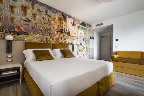 Junior Suite with Pool View image 4