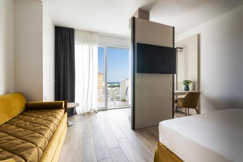 Junior Suite with Pool View image 2