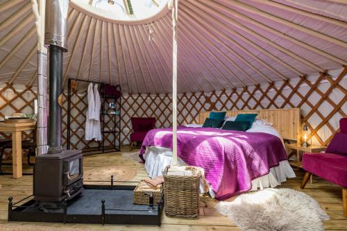 Bed, Gaia's Hideaway - Luxury Yurt with Hot Tub in Alstonfield