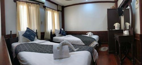 Twin Room image 7