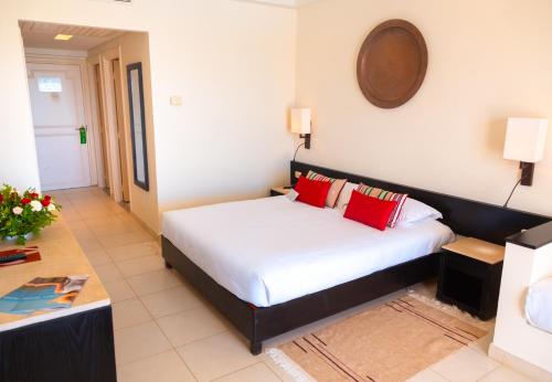 2 twin beds, 1 sofa bed