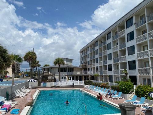Howard Johnson by Wyndham Oceanfront Daytona Beach - image 5