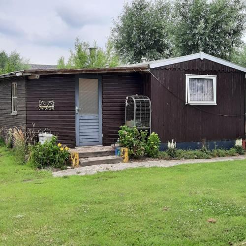  Unieke vriendenkamer met bedstedes tot 11 personen en 2 rustig gelegen chalets 2 en 4 persoons te huur! in Augustinusga