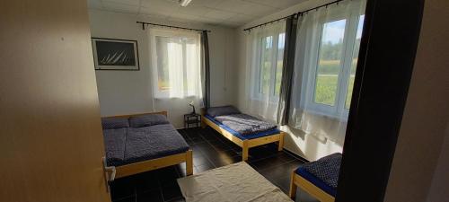 2 queen beds, 2 twin beds
