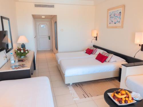 2 twin beds, 2 sofa beds