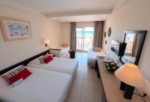2 twin beds, 1 sofa bed