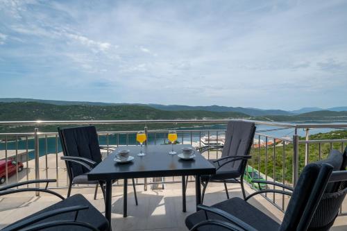 One Bedroom Apartment with Balcony and Sea View