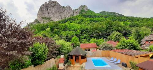 Peldbaseins, Casa Jax in Valea Manastirii
