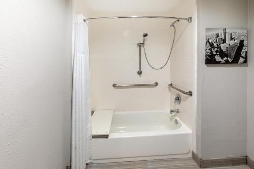 La Quinta by Wyndham Houston NW Brookhallow - image 12