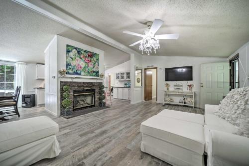 Tranquil Creekfront Bryson City Home with Grill! in Lauada, USA