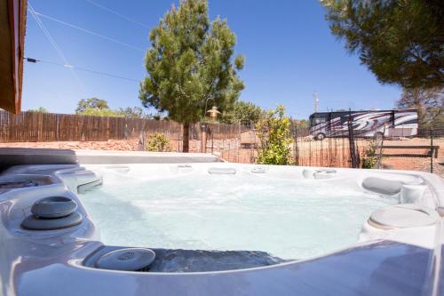 Oasis with hot tub fire pit star gazing dog friendly 5 BR with 3 full BA - image 3