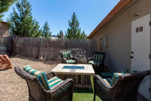 Oasis with hot tub fire pit star gazing dog friendly 5 BR with 3 full BA - image 10