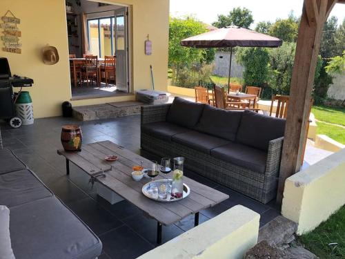 Pub/Lounge, Holidayhome with bar and swimming pool in Tabua