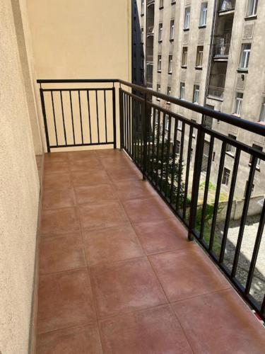 3 Bed Flat - Sleeps 10 - Pets - Smoking on terrace, Прага (фото 5)