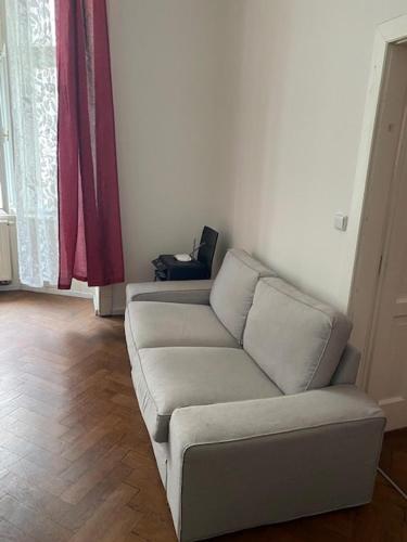 3 Bed Flat - Sleeps 10 - Pets - Smoking on terrace, Прага (фото 6)
