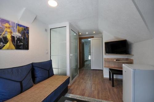 2 bedrooms, 3 beds