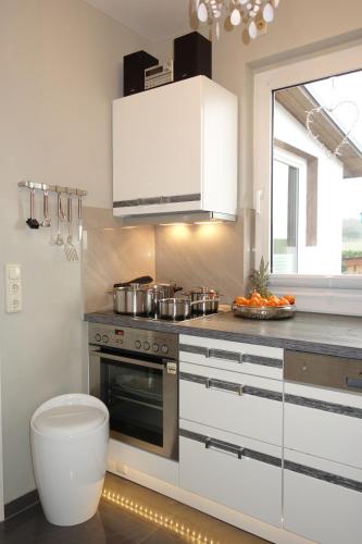 Ferienhaus am See mit Ruderboot in Mustin