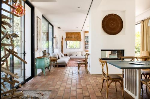 ห้องส่วนกลางสำหรับนั่งเล่น/ดูทีวี, Altanure Casa Terra - Ecological Holiday & Retreats Villa in ซานโตเอสเตเวา