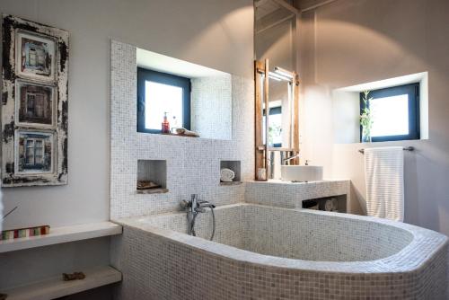 ฝักบัว, Altanure Casa Terra - Ecological Holiday & Retreats Villa in ซานโตเอสเตเวา