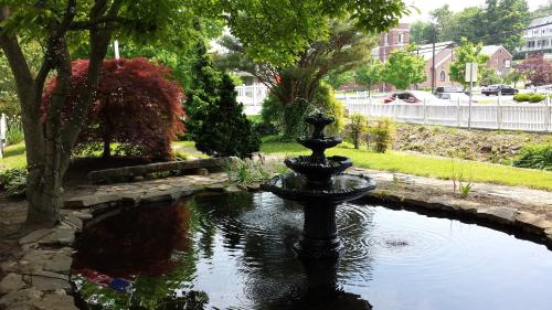 The Country Inn of Berkeley Springs - 정원