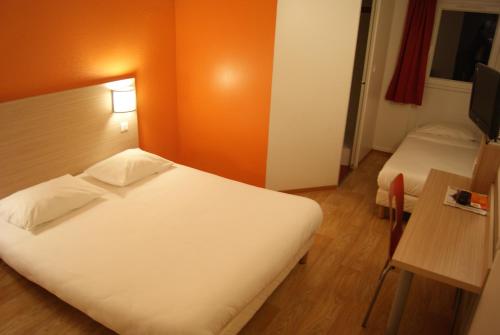 1 double bed, 1 twin bed