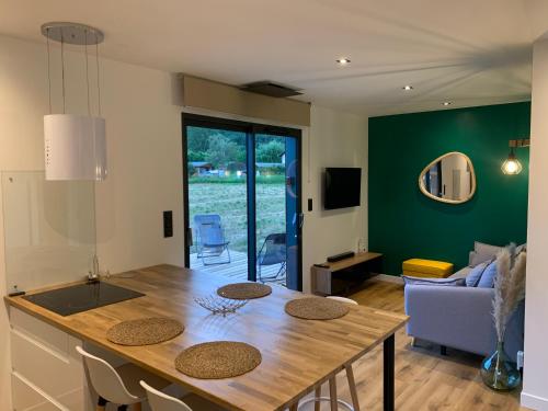 Koplietošanas atpūtas telpa ar TV, Charmant logement entre Lac et Montagne in Rochebrune (Provence-Alpes-Cote d'Azur)