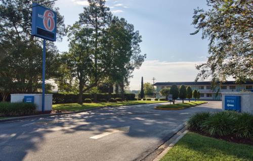 Motel 6-Valdosta, GA - University