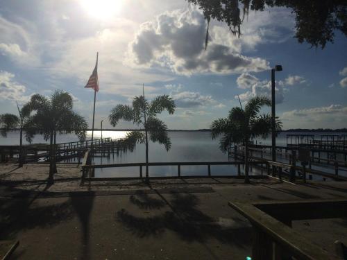 Lakeside Inn and Cafe