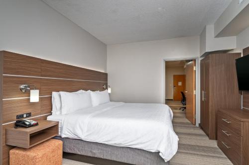 Holiday Inn Express Hotel & Suites Woodbridge, an IHG Hotel