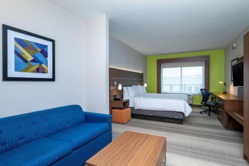 Holiday Inn Express Hotel & Suites Woodbridge