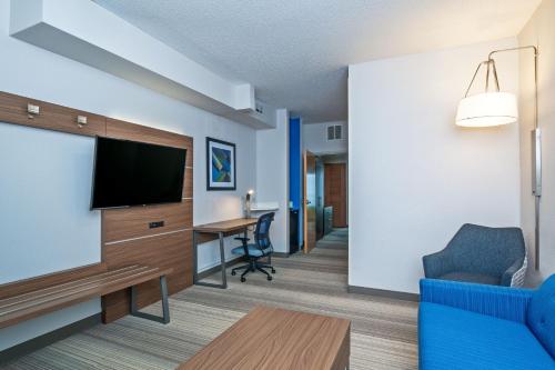 Holiday Inn Express Hotel & Suites Woodbridge, an IHG Hotel