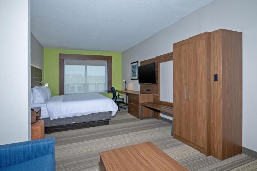 Holiday Inn Express Hotel & Suites Woodbridge, an IHG Hotel